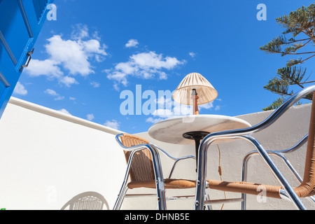 Tisch und Stühle auf der veranda Stockfoto