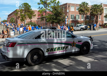 Polizei-Auto parkte vor Ben Hill Griffin Stadium am Spieltag in der University of Florida in Gainesville, Florida. USA Stockfoto