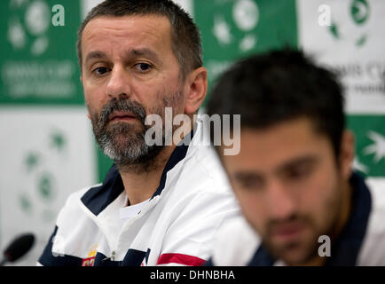 Belgrad, Serbien. 13. November 2013. Von rechts: Janko Tipsarevic (SRB) und Kapitän der serbischen team Bogdan Obradovic im Bild während der Pressekonferenz von Serbien-nationalen Tennis-Team in Belgrad, Serbien am 13. November 2013. Tschechische Republik spielt gegen Serbien im Davis Cup Finale vom 15. November. (Foto/Michal Kamaryt CTK/Alamy Live News) Stockfoto