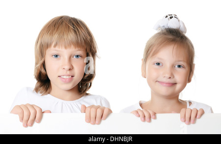 Kleines Mädchen spähen hinter der Anzeige Stockfoto