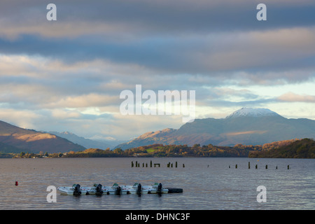 Letzte Strahlen der Wintersonne küssen Inchmurran Isle und Ben Lomond, Loch Lomond, Schottland. Stockfoto