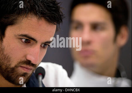 Belgrad, Serbien. 13. November 2013. Von links: Janko Tipsarevic Ande Ilija Bozoljac (SRB) während der Pressekonferenz von Serbien-nationalen Tennis-Team in Belgrad, Serbien am 13. November 2013 abgebildet. Tschechische Republik spielt gegen Serbien im Davis Cup Finale vom 15. November. (Foto/Michal Kamaryt CTK/Alamy Live News) Stockfoto