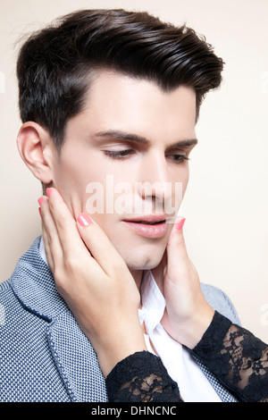 Womans Händen auf das Gesicht des Mannes Stockfoto