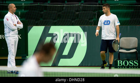 Belgrad, Serbien. 13. November 2013. Von rechts: Jan Hajek und Vladimir Safarik (CZE) im Bild während einer Ausbildung vor des Davis-Cup-final Tennismatch, Tschechien gegen Serbien in Belgrad, Serbien am 13. November 2013. (Foto/Michal Kamaryt CTK/Alamy Live News) Stockfoto