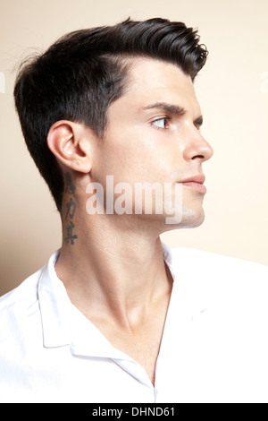 Mann mit Tattoo am Hals Stockfoto