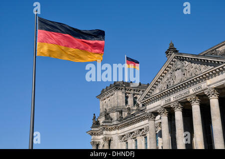 (DATEI) - ein Archivbild vom 19. März 2011 zeigt die deutschen Nationalfarben, die im Wind vor dem Reichstagsgebäude, dem Sitz des Deutschen Bundestages, schweben, mit einer Schrift über dem Eingang, auf der "dem Deutschen Volke" (für das deutsche Volk beleuchtet) in Berlin steht. Fotoarchiv für Zeitgeschichte ACHTUNG - KEIN KABELDIENST - Stockfoto