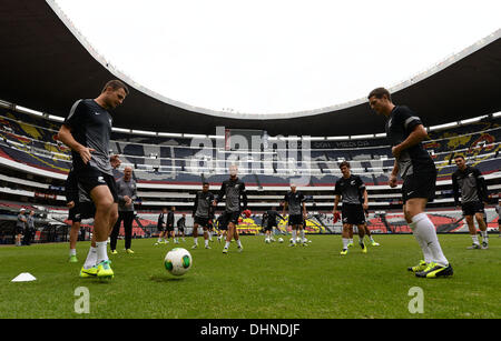 Mexico City, Mexiko. 12. November 2013. Tommy Smith und Tony Lochead training wie die All Whites eine letzte Trainingseinheit am berühmten Estadio Azteca (Azteken-Stadion) in Mexiko-Stadt vor der morgigen FIFA World Cup 2014 Intercontinental haben 1. Bein qualifying match gegen Mexiko. © Aktion Plus Sport/Alamy Live-Nachrichten Stockfoto