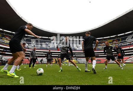 Mexico City, Mexiko. 12. November 2013. Tommy Smith, Jeremy Brockie und Tony Lochead training wie die All Whites eine letzte Trainingseinheit am berühmten Estadio Azteca (Azteken-Stadion) in Mexiko-Stadt vor der morgigen FIFA World Cup 2014 Intercontinental haben 1. Bein qualifying match gegen Mexiko. © Aktion Plus Sport/Alamy Live-Nachrichten Stockfoto