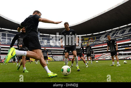 Mexico City, Mexiko. 12. November 2013. Tommy Smith, Jeremy Brockie und Tony Lochead training wie die All Whites eine letzte Trainingseinheit am berühmten Estadio Azteca (Azteken-Stadion) in Mexiko-Stadt vor der morgigen FIFA World Cup 2014 Intercontinental haben 1. Bein qualifying match gegen Mexiko. © Aktion Plus Sport/Alamy Live-Nachrichten Stockfoto