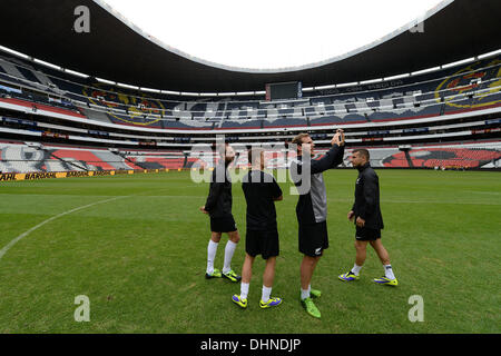 Mexico City, Mexiko. 12. November 2013. Jeremy Christie nimmt ein Foto während der All Whites letzte Trainingseinheit am berühmten Estadio Azteca (Azteken-Stadion) in Mexiko-Stadt vor der morgigen FIFA World Cup 2014 Intercontinental 1. Bein qualifying match gegen Mexiko. © Aktion Plus Sport/Alamy Live-Nachrichten Stockfoto