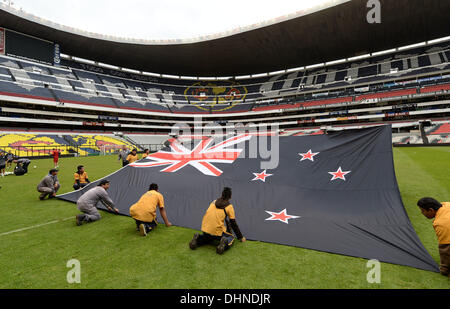 Mexico City, Mexiko. 12. November 2013. Ein Überblick über das New Zealand Flag überhaupt weißen letzte Trainingseinheit im berühmten Estadio Azteca (Azteken-Stadion) in Mexiko-Stadt vor der morgigen FIFA World Cup 2014 Intercontinental 1. Bein qualifying match gegen Mexiko. © Aktion Plus Sport/Alamy Live-Nachrichten Stockfoto