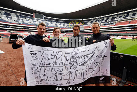 Mexico City, Mexiko. 12. November 2013. Alle weißen Spieler L R Shane Smeltz, Chris James Jeremy Christie und Glen Moss für ein Foto mit allen weißen posieren Flagge bei einer letzten Trainingseinheit im berühmten Estadio Azteca (Azteken-Stadion) in Mexiko-Stadt vor der morgigen FIFA World Cup 2014 Intercontinental 1. Bein Qualifikation übereinstimmen, New Zealand V Mexiko. © Aktion Plus Sport/Alamy Live-Nachrichten Stockfoto