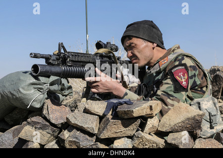 Eine afghanische nationale Armee Commando mit 1. Kompanie, 3. spezielle Operationen Kandak sorgt für Sicherheit während einer Operation Abstand 11. November 2013 in Shah Wali Kot District, Provinz Kandahar, Afghanistan. Stockfoto