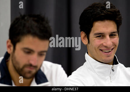 Belgrad, Serbien. 13. November 2013. Von rechts: Ilija Bozoljac und Janko Tipsarevic (SRB) während der Pressekonferenz von Serbien-nationalen Tennis-Team in Belgrad, Serbien am 13. November 2013 abgebildet. Tschechische Republik spielt gegen Serbien im Davis Cup Finale vom 15. November. (Foto/Michal Kamaryt CTK/Alamy Live News) Stockfoto