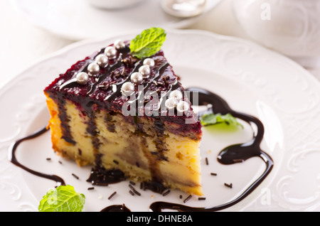 Käsekuchen mit Chokolate und Berry-topping Stockfoto