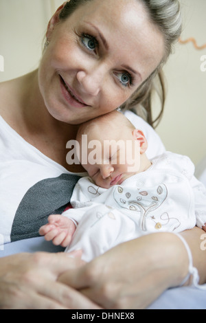 Mutter (39 Jahre alt) im Krankenhaus mit einem Neugeborenen (2 Tage) Stockfoto