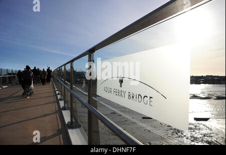 Brighton UK überqueren 13. November 2013 - Tausende von Shoreham Einwohnern die neue Adur Ferry Bridge, die heute von der Duke of Gloucester eröffnet wurde Stockfoto