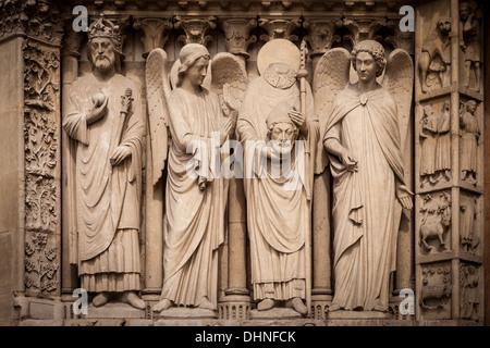 Saint-Denis - hielt seinen eigenen Kopf, Statue an der vorderen Fassade der Kathedrale Notre Dame, Paris Frankreich Stockfoto