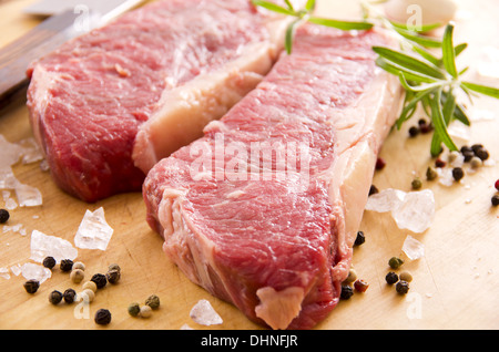 Rindersteaks auf der Holzplatte Stockfoto