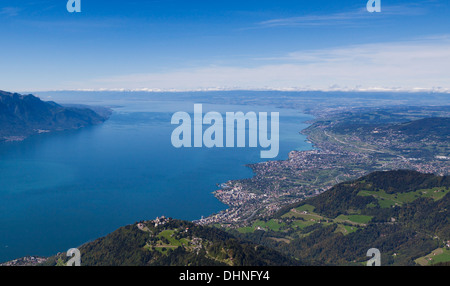 Rochers-de-Naye Aussichtspunkt mit Blick auf den Genfer See und Stadt Montreux, Schweiz Stockfoto