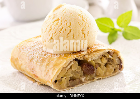 Apfelstrudel mit Eis Stockfoto