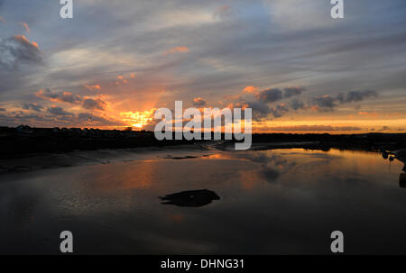 Die Sonne geht über dem Fluss Adur in Shoreham-by-Sea in West Sussex nach einem schönen herbstlichen Tag Stockfoto