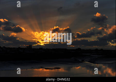 Die Sonne geht über dem Fluss Adur in Shoreham-by-Sea in West Sussex nach einem schönen herbstlichen Tag Stockfoto