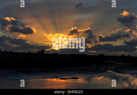 Die Sonne geht über dem Fluss Adur in Shoreham-by-Sea in West Sussex nach einem schönen herbstlichen Tag Stockfoto