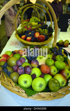 Eine Anzeige der Körbe mit gemischten Früchten in Harrogate Herbst Flower Show Yorkshire Stockfoto