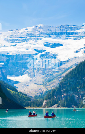 Touristen in roten Kanus am Lake Louise Banff Nationalpark Kanada Canadian Rockies Stockfoto