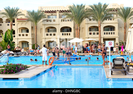 Die Touristen sind im Urlaub im beliebten Hotel am 28. November 2012 in Sharm el Sheikh, Ägypten Stockfoto