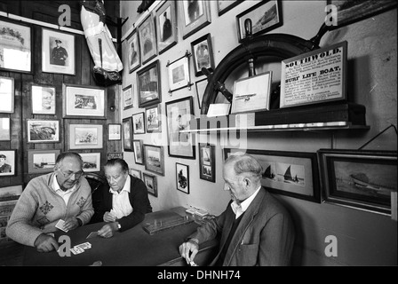 Sailors Reading Room Southwold Suffolk. Das Innere des lokalen Museums widmet sich der Segeltradition in Southwold und East Anglia. Einheimische Männer spielen Karten. England 1984 1980er Jahre UK HOMER SYKES Stockfoto