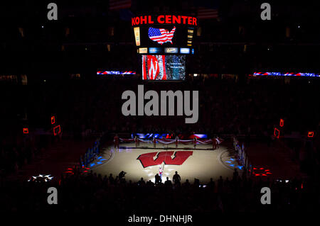 Madison, Wisconsin, USA. 12. November 2013. 12. November 2013: Einführung vor Beginn der NCAA Basketball-Spiel zwischen Florida Gators und die Wisconsin Badgers am Kohl Center in Madison, Wisconsin. Wisconsin besiegte Florida 59-53. John Fisher/CSM/Alamy Live-Nachrichten Stockfoto