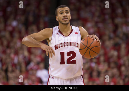 Madison, Wisconsin, USA. 12. November 2013. 12. November 2013: Wisconsin Badgers bewachen Traevon Jackson #12 in Aktion während der NCAA Basketball-Spiel zwischen Florida Gators und die Wisconsin Badgers am Kohl Center in Madison, Wisconsin. Wisconsin besiegte Florida 59-53. John Fisher/CSM/Alamy Live-Nachrichten Stockfoto