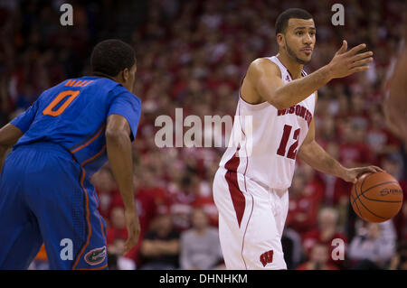 Madison, Wisconsin, USA. 12. November 2013. 12. November 2013: Wisconsin Badgers bewachen Traevon Jackson #12 Bewegungen für die Straftat zu bewegen während der NCAA Basketball-Spiel zwischen Florida Gators und die Wisconsin Badgers am Kohl Center in Madison, Wisconsin. Wisconsin besiegte Florida 59-53. John Fisher/CSM/Alamy Live-Nachrichten Stockfoto