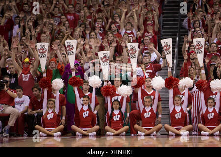Madison, Wisconsin, USA. 12. November 2013. 12. November 2013: Wisconsin Cheerleader bei den NCAA Basketball-Spiel zwischen Florida Gators und die Wisconsin Badgers im Kohl Center in Madison, WI. Wisconsin besiegte Florida 59-53. John Fisher/CSM/Alamy Live-Nachrichten Stockfoto