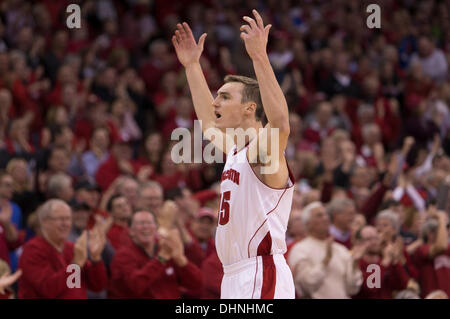 Madison, Wisconsin, USA. 12. November 2013. 12. November 2013: Wisconsin Badgers vorwärts feiert Sam Dekker #15 in der NCAA Basketball-Spiel zwischen Florida Gators und die Wisconsin Badgers am Kohl Center in Madison, Wisconsin. Wisconsin besiegte Florida 59-53. John Fisher/CSM/Alamy Live-Nachrichten Stockfoto