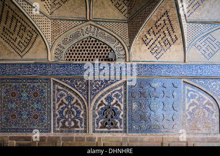 Detail der Safavid Fliesenarbeiten im südlichen Iwan der Freitagsmoschee, Isfahan, Iran Stockfoto