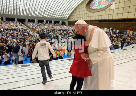 Rom, Italien. 9. November 2013. Rom treffen UNITALSI (italienische Nationalunion für den Transport von Kranken nach Lourdes und internationalen Schreine) Papst Francis treffen etwa 1000 kranke Menschen seit 110 Jahren der UNITALSI 9. November 2013 © wirklich Easy Star/Alamy Live News Stockfoto