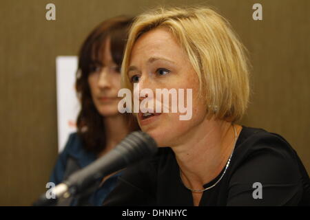 Dublin, Irland. 13. November 2013. Johanna Westeson, regional Director für Europa am Centre for Reproductive Rights, ist bei der Pressekonferenz abgebildet. Zentrum der reproduktiven Rechte brachte ein Verfahren gegen Irland in der UN-Menschenrechtsausschuss im Namen Amanda Mellet. Sie musste in das Vereinigte Königreich für eine Abtreibung zu reisen, nachdem sie während ihrer Schwangerschaft mit tödlichen fetale Anomalie diagnostiziert worden war. Abtreibungen für tödlichen Missbildungen sind in Irland verboten. Bildnachweis: Michael Debets/Alamy Live-Nachrichten Stockfoto