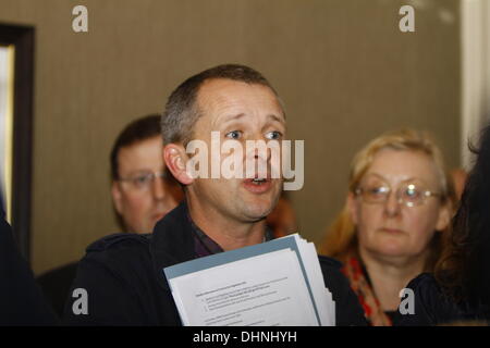 Dublin, Irland. 13. November 2013. Vereinigte Linke Allianz TD (Mitglied des irischen Parlaments) Richard Boyd Barrett unterstützt die Menschenrechte Beschwerde bei der Pressekonferenz. Zentrum der reproduktiven Rechte brachte ein Verfahren gegen Irland in der UN-Menschenrechtsausschuss im Namen Amanda Mellet. Sie musste in das Vereinigte Königreich für eine Abtreibung zu reisen, nachdem sie während ihrer Schwangerschaft mit tödlichen fetale Anomalie diagnostiziert worden war. Abtreibungen für tödlichen Missbildungen sind in Irland verboten. Bildnachweis: Michael Debets/Alamy Live-Nachrichten Stockfoto