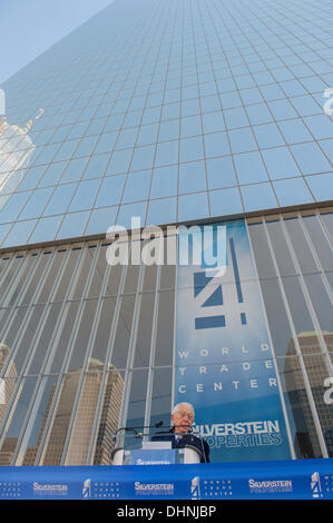 New York, USA. 13. November 2013. Am 13. November 2013 fand die Band Schneiden für 4 World Trade Center--die ersten Büro-Gebäude, auf dem 16 Hektar großen World Trade Center-Gelände in New York City seit dem Anschlag am 11. September 2001 zu öffnen. 72-geschossige Gebäude ist 977 Fuß hoch und wurde entworfen von dem japanischen Architekten Fumihiko Maki, der zu den Referenten der Veranstaltung war. Bildnachweis: Terese Loeb Kreuzer/Alamy Live-Nachrichten Stockfoto