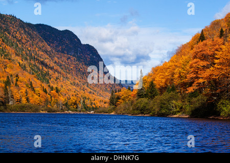 Kanadische Herbstlandschaft mit schöner See in Jacques Cartier National Park-Kanada Stockfoto