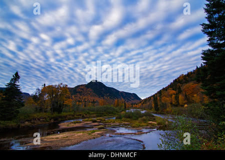 Kanadische Herbstlandschaft mit spektakulären Wolken in Jacques Cartier National Park-Kanada Stockfoto