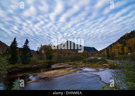 Kanadische Herbstlandschaft mit spektakulären Wolken in Jacques Cartier National Park-Kanada Stockfoto