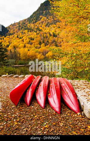 Kanadische Landschaft mit roten Kajaks in Jacques Cartier National Park-Kanada Stockfoto