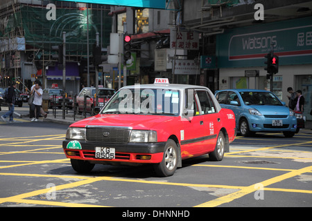 Rote Taxis in der Straße von Hong Kong Stockfoto