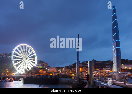 Millennium Bridge und Riesenrad in der Abenddämmerung Torquay Devon England UK Europe Stockfoto