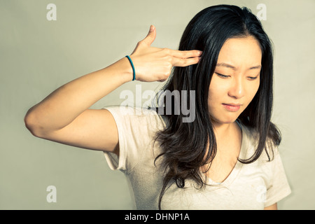 Depressive junge Frau Hand Signale Selbstmord, mit Mode Ton und Hintergrund Stockfoto