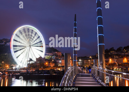 Millennium Bridge und Riesenrad in der Abenddämmerung Torquay Devon England UK Europe Stockfoto